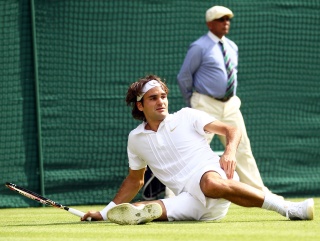Roger Federer hits the deck against Alejandro Falla