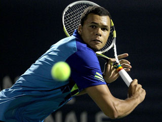 Jo-Wilfried Tsonga canm beat Novak Djokovic if he stays focussed and on his game for long enough