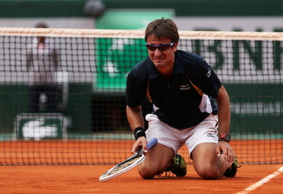 Tommy Robredo tears French 2013.jpg